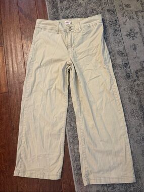Levi's Beige/butter yellow straight leg cropped pants